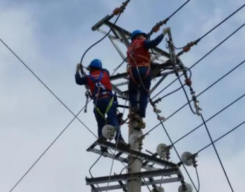 秋檢期間，供電公司員工用倒鏈吊裝新變壓器